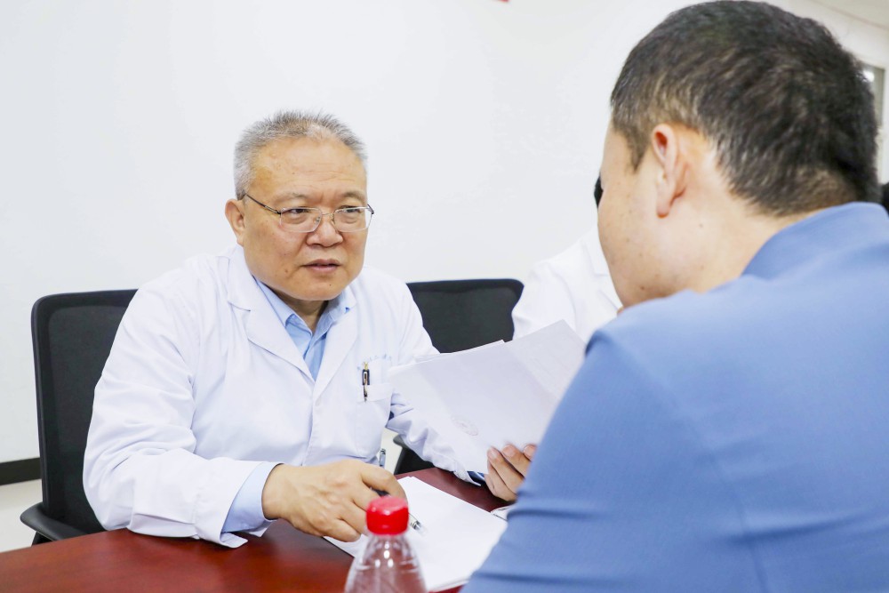 袁义强教授正在为患者义诊.jpg 袁义强教授正在为患者义诊.jpg